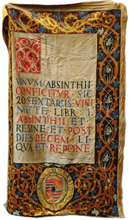 Fortuna étterem falikárpitja. Mátyás kódex részletével. cca. 1957. Hímzett kárpit. 200x300 cm. Felirat: 'Vinum absinthi I. conficitur sic 20 sextaris vine mitte libr. 1. absinthi et resine et post dies decem: liqua et repone.' / Az I.