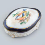 Retkes jelzéssel: kézi festésű porcelán bonbonniere. Kis kopással 11x8 cm