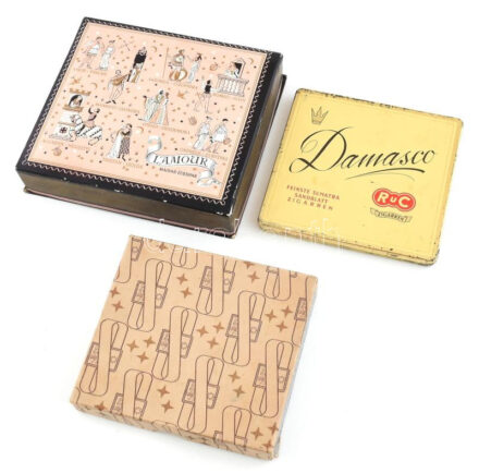 3 db bonbonos, cigarettás doboz 15x15 cm-ig. L'amour magyar édesipar doboz, tervezője: Lukáts Kató (1900-1990). Damasco fém cigarettás doboz. Kohinoor kartondoboz.