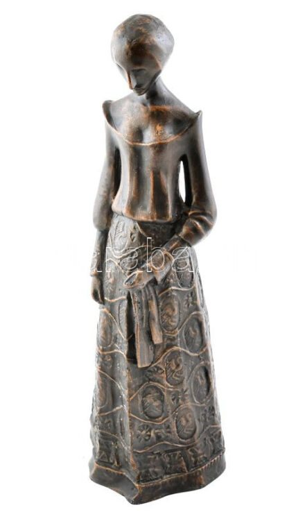 Kő Pál (1941-2020): Kendős lány. Bronzírozott műgyanta. Jelzett. Hibátlan, m: 40 cm