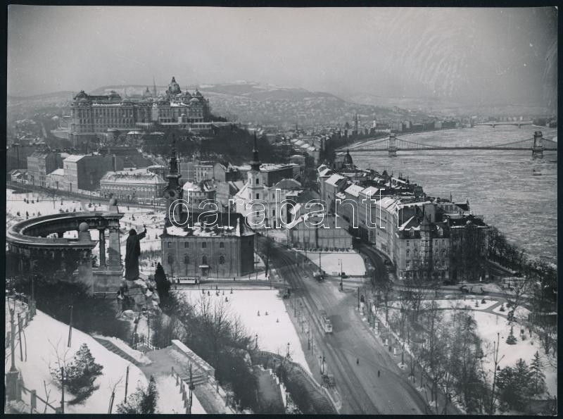 cca 1930-1940 Szendrő István (1908-2000): Bp., Tabán a később lebontott szerb ortodox Szent Demeter-templommal, háttérben a Budai Várral és a Lánchíddal, hátoldalán pecséttel jelzett fotó, 23x17 cm