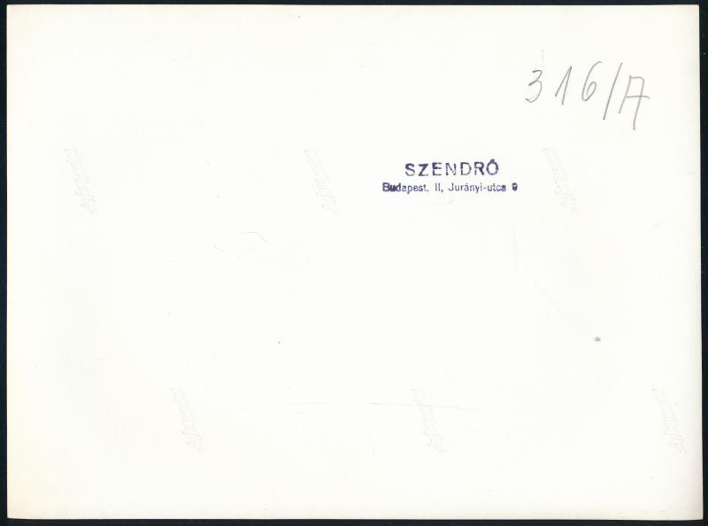 cca 1930-1940 Szendrő István (1908-2000): Bp., Tabán a később lebontott szerb ortodox Szent Demeter-templommal, háttérben a Budai Várral és a Lánchíddal, hátoldalán pecséttel jelzett fotó, 23x17 cm - Image 2