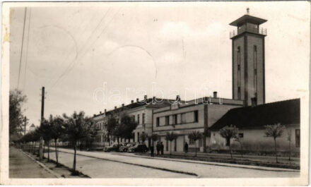 1943 Újverbász, Verbász, Novi Vrbas; Tűzoltó otthon, csendőrök, automobilok / fire brigade, firefighter station, gendarmes, automobiles + 'ZOMBOR - ÓBECSE 408' vasúti mozgóposta bélyegző (fl)