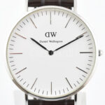 Daniel Wellington kvarc karóra, eredeti bőr szíjjal. Jelzett, működő, jó állapotban, új elemmel, d: 40 mm