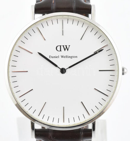 Daniel Wellington kvarc karóra, eredeti bőr szíjjal. Jelzett, működő, jó állapotban, új elemmel, d: 40 mm