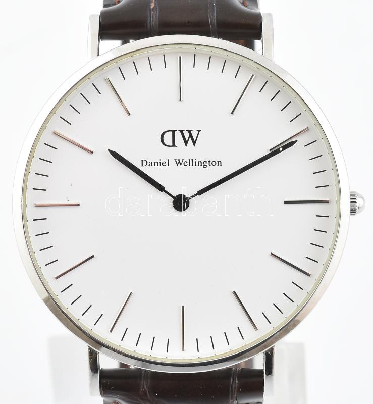 Daniel Wellington kvarc karóra, eredeti bőr szíjjal. Jelzett, működő, jó állapotban, új elemmel, d: 40 mm