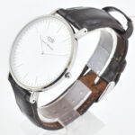 Daniel Wellington kvarc karóra, eredeti bőr szíjjal. Jelzett, működő, jó állapotban, új elemmel, d: 40 mm - Image 2