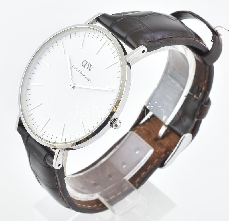 Daniel Wellington kvarc karóra, eredeti bőr szíjjal. Jelzett, működő, jó állapotban, új elemmel, d: 40 mm - Image 2