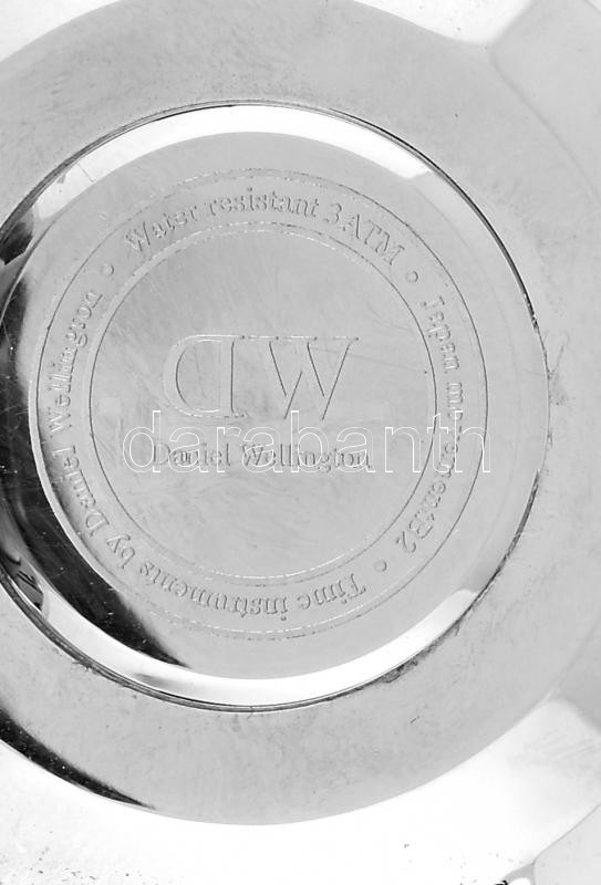 Daniel Wellington kvarc karóra, eredeti bőr szíjjal. Jelzett, működő, jó állapotban, új elemmel, d: 40 mm - Image 3