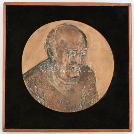 Szathmáry Gyöngyi (1940- ): Dr. Kulka Frigyes mellkassebész, tüdőgyógyász szakorvos, egyetemi professzor (Kulka János színész apja). Bronz plasztika, bársony és fa alapon, falra akasztható. Jelzett, hátoldalán a művész