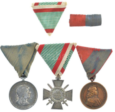 1938. 'Felvidéki Emlékérem, II. Rákóczi Ferenc' bronz kitüntetés mellszalagon, szalagsávval + 1940. 'Erdélyi részek felszabadulásának emlékére' Zn emlékérem erősen kifakult mellszalaggal. Szign.:Berán + 1941/1942. 'Tűzkereszt I.