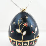 Swarovski Fabergé stílusú tojás medál, láncon, jelzett, h: 80 cm. Dobozában.