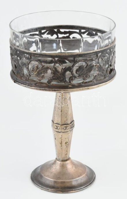 Talpas ezüstözött kínáló, hibátlan üvegbetéttel, kopott, m: 22,5 cm