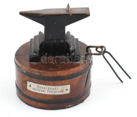 Bánki Donát Gépipari Technikum vizsgamunka, üllő és fogó. 12x9cm