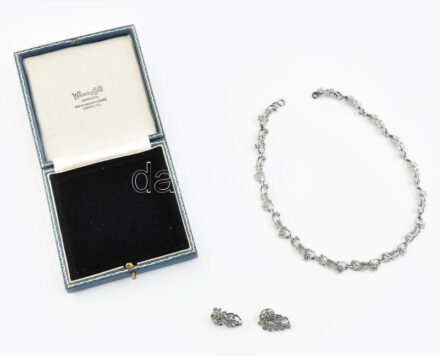 Bizsu nyaklánc és klipsz, régi ékszeres dobozban, egyik klipsz nem záródik rendesen, h: 39 cm