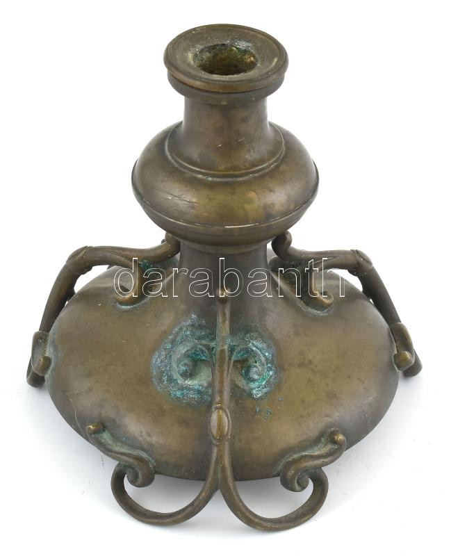 Bronz gyertyatartó, kopásokkal, m: 18 cm