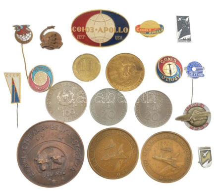 'Űrhajózás' 19db-os (18xklf) űrutazással kapcsolatos tétel, benne jelvények, emlékérmek, emlékpénzek T:1-2