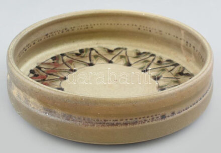 Iparművész mázas kerámia tál, olvashatatlan (Sár...) jelzéssel és 77-es datálással, d: 20 cm, m: 5 cm
