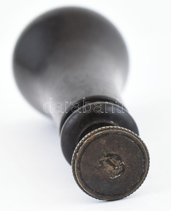 Antik XIX. sz. viasz pecsétnyomó, dekoratív D betűvel, fa markolattal, m: 9 cm