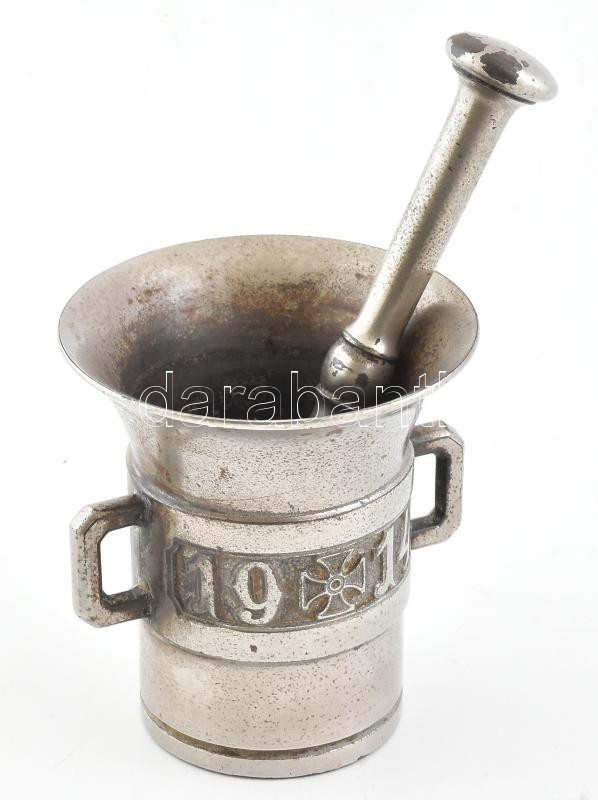 Régi vaskeresztes, öntöttvas mozsár törővel, '1914-16' felirattal, kopottas, 14,5x14cm, h: 24 cm