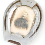 Patkó alakú I. Világháborús képkeret. 1914-1915. Kis kopásokkal, 9x7,5cm, m: 13,5 cm