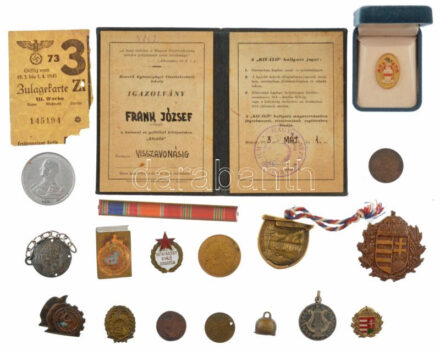 18db-os vegyes tétel, közte jelvényekkel (egyik sérült) T:vegyes