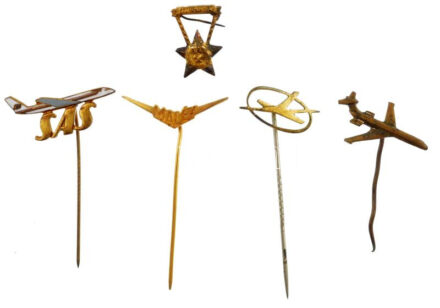 4db-os repülős jelvénytétel, közte 'MALÉV' és 'SAS (Scandinavian Airlines) + ~1950. 'Sztahanovista' kitüntetés miniatűrje T:1-2- egyik tű sérült