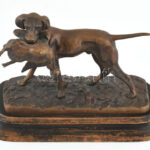 Vadászkutya zsákmánynal. Bronz szobor. Ganz & Co jelzéssel. Fa talapzaton m: 15 cm