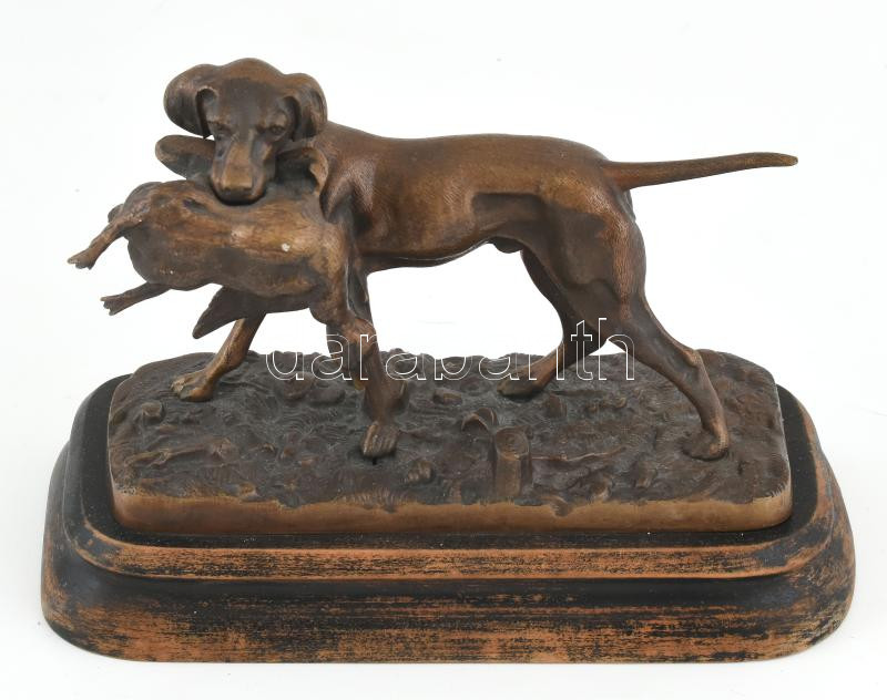 Vadászkutya zsákmánynal. Bronz szobor. Ganz & Co jelzéssel. Fa talapzaton m: 15 cm