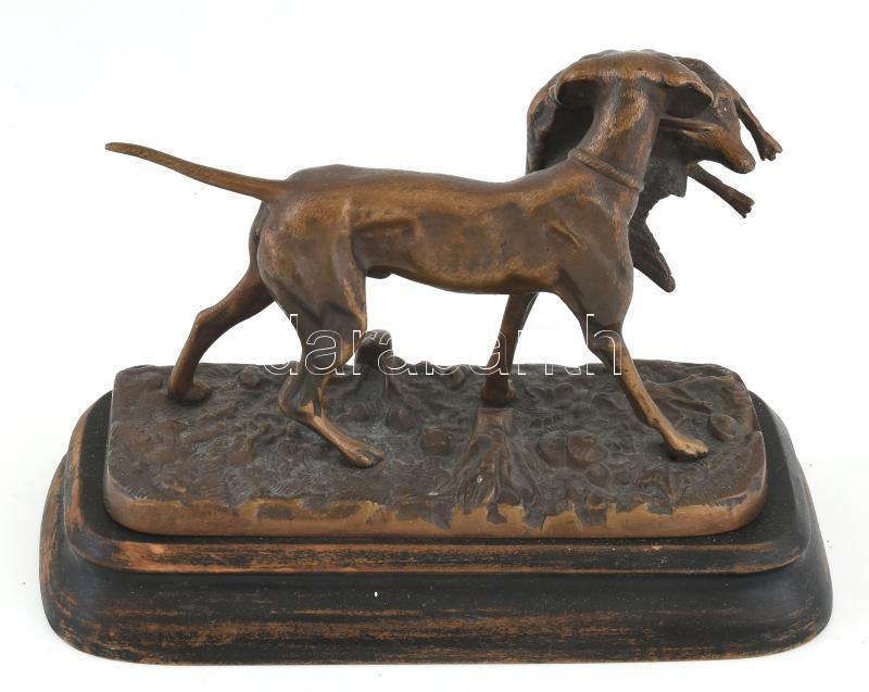 Vadászkutya zsákmánynal. Bronz szobor. Ganz & Co jelzéssel. Fa talapzaton m: 15 cm - Image 2