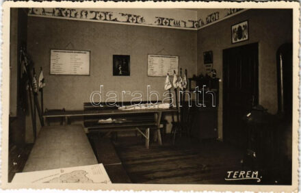 420. sz. 'Julián barát' cserkészcsapat I. Otthona, terem belső, Turista (katonai) térképek egyezményes jelei a falon / Hungarian scout room interior (EK)