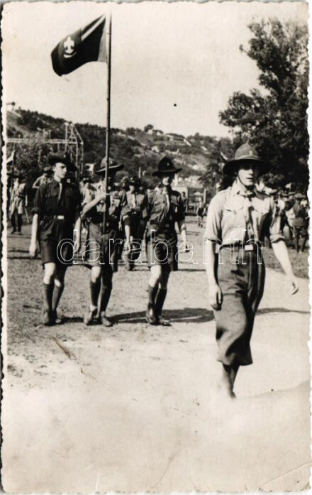 1933 Gödöllő, Cserkész Világ Jamboree, cserkészek zászlóval. photo (EK)