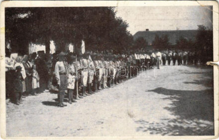 A sok százéves és híres jáki templom tövében tesznek fogadalmat a cserkésze. 48., 49., 50., 51. és 52. csapatok Jákon / Hungarian scout groups (szakadás / tear)