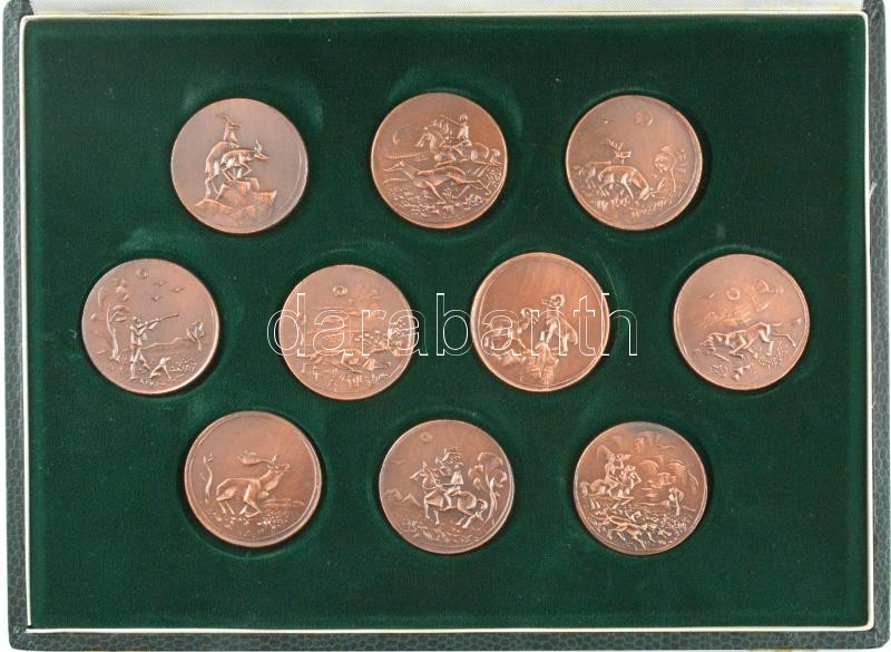 ifj. Szlávics László (1959-) 1988. Vadászat témájú Cu emlékérem szett (10xklf, 38 mm), éremtartó kazettában bársonybéléssel. T:PP