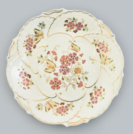 Zsolnay virágmintás porcelán fali dísztál. Kézzel festett, jelzett, sorszámozott, hibátlan, d: 30 cm