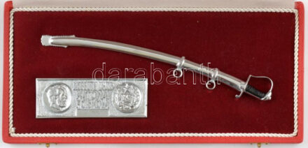 ~1970. 'Kossuth Lajos Katonai Főiskola' fém plakett (94x34mm) + mini fém díszkard (~200mm), mindkettő eredeti dísztokban, rögzítve T:1