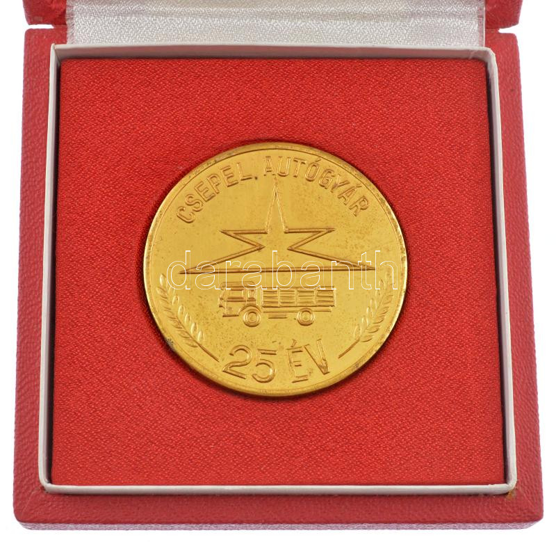 1974. 'Csepel Autógyár 25 év' kétoldalas, aranyozott fém emlékérem, hátoldalán '156' gravírozással (40mm) eredeti tokban T:1 - Image 3