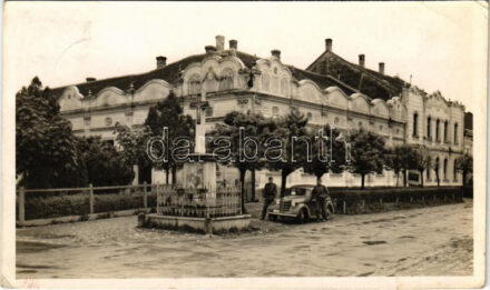 1941 Óbecse, Ó-Becse, Stari Becej; Községi középület, magyar katonák automobillal. Radoszávlyevits kiadása / street view, Hungarian soldiers with automobile (EK)