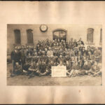 1930 Bőripari Rt. dolgozói, csoportkép, kartonra kasírozott fotó, karton sérült, 15×23 cm