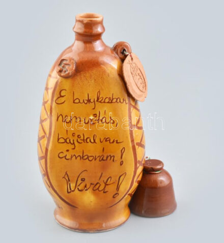 Bájital butykos. Mázas kerámia edény, kézzel festett, kis kupicával. száján minimális lepattanás 20 cm