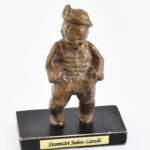 Jelzés nélkül: Vitéz gyerek. Öntött bronz, fatalapzaton. Jelzés nélkül. M: 19 cm