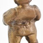Jelzés nélkül: Vitéz gyerek. Öntött bronz, fatalapzaton. Jelzés nélkül. M: 19 cm - Image 2