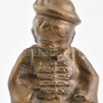 Jelzés nélkül: Vitéz gyerek. Öntött bronz, fatalapzaton. Jelzés nélkül. M: 19 cm - Image 3