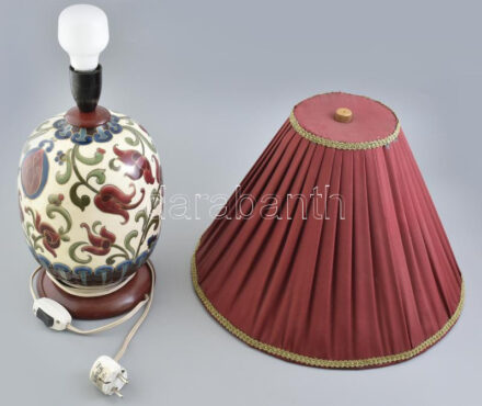 Historizáló Zsolnay lámpa, kézzel festett porcelánfajansz, fa talp szerelékkel, lámpaernyővel, elektromos szerelékkel. jelzett: Családi pecsétes, 1880-90 körül. Szép állapotban.