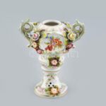 Meissen rokokó vázácska. Sérült. Kézzel festett. 9 cm