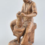 Kőműves László: Art Deco korongozó. Terrakotta, jelzett, kopásnyomokkal, 1930 körül, m: 27 cm