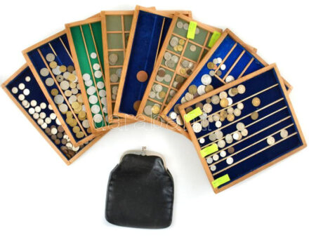 Vegyes mintegy 500db-os érme tétel a világ minden tájáról, legnagyobbrészt a 20. századból, 8db fa tálcán, valamint egy nagyméretű buksza T:vegyes