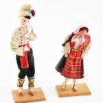 1975 Bolgár népviseletes férfi és nő figura, 2 db, alján jelzett, m: 19 - 25 cm