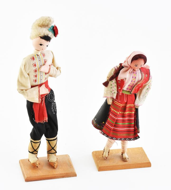 1975 Bolgár népviseletes férfi és nő figura, 2 db, alján jelzett, m: 19 - 25 cm