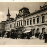 1943 Óbecse, Stari Becej; Szent István tér, Városháza, Janek Testvérek, Hubert Izidor üzlete, autóbusz, automobil, kerékpár. Ruzitska Mihály kiadása / square, town hall, shops, automobile, bicycle + '270. sz. 'Hajnal' Cserkészcsapat